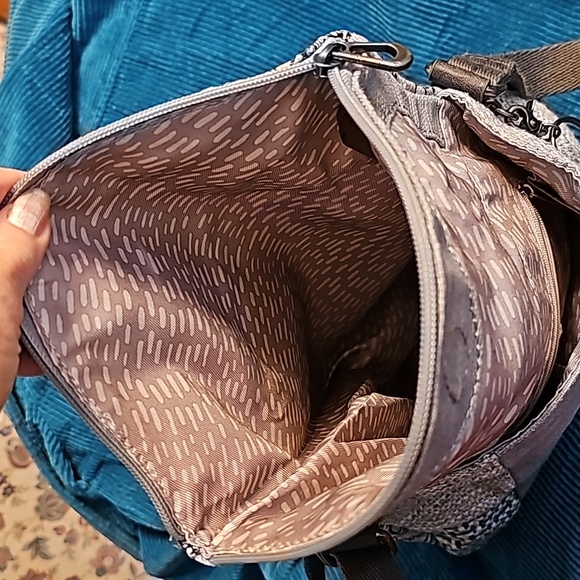 Sakroots EUC MINGLED CROSSBODY BAG GRAY, WHITE AND A LITTLE PINK - Picture 8 of 11